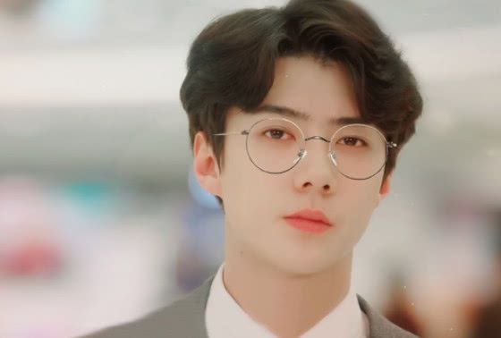 同樣是戴眼鏡，扛住了肖戰(zhàn)，躲過了易烊千璽，卻栽在他身上